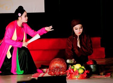 Thị mầu lên chùa: Chèo thị mầu lên chùa để tìm sự thanh tịnh và linh thiêng.