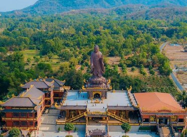 Thắp hương và cầu nguyện tại chùa Kim Tiên