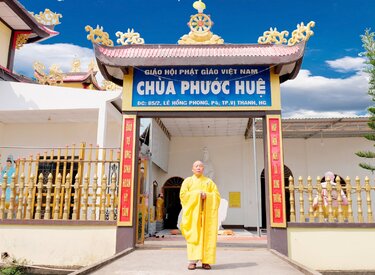 Làn nước đen ngói chùa Phước Huệ.