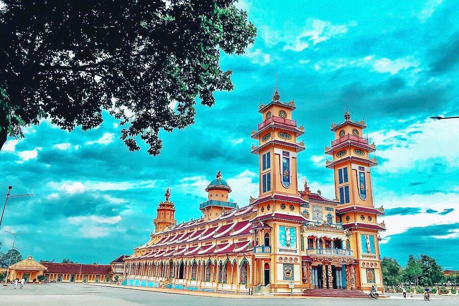 Khám phá vẻ đẹp của chùa Tòa Thánh Tây Ninh và 12 cửa chùa Tòa Thánh