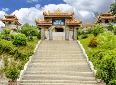 Chùa Thiên Phúc ở Việt Nam: Nơi thanh tịnh và nhân từ.