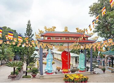 Chùa Sùng Đức: Nơi Tinh Thần Bình Yên và Tôn Trọng.