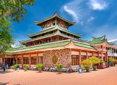 Thánh địa chùa bà chúa xứ núi sam - Nơi linh thiêng hội tụ tín đồ đến cầu nguyện