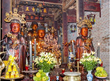 Thần đường Chùa Bà Đá: Nét đẹp kiến trúc cổ điển và tâm linh thấm đẫn của ngôi chùa đá lâu đời