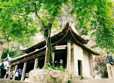 Chùa Linh Cốc: Nơi linh thiêng hòa mình vào thiên nhiên và tĩnh lặng trong lòng.