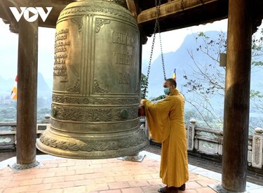Âm thanh tiếng chuông chùa gợi nhớ bình yên và tĩnh lặng trong linh thiêng cho tâm hồn.