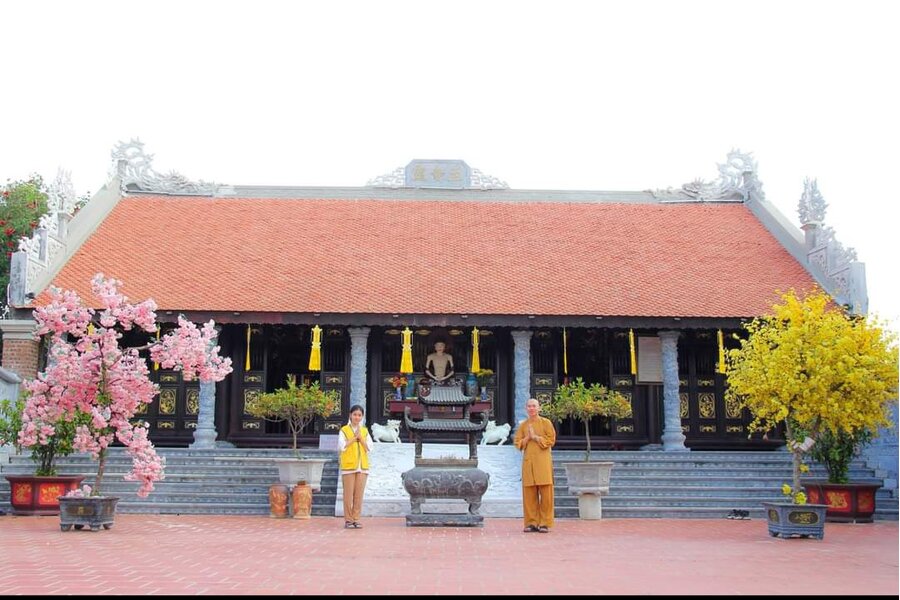 Thác nước tại chùa gám là điểm tham quan nổi tiếng 