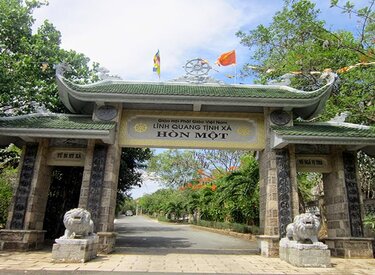 Thắp Nến Tại Chùa Hòn Một