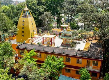 Thăm chùa Tây Tạng Bình Dương để tìm hiểu về đạo Phật và lịch sử.
