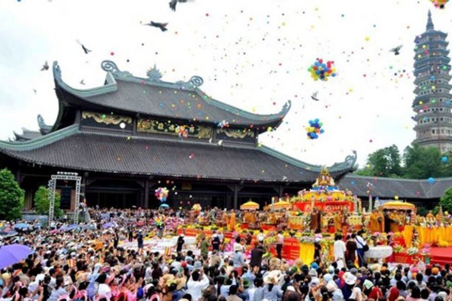 Thắp nến tại chùa Lưu Ly