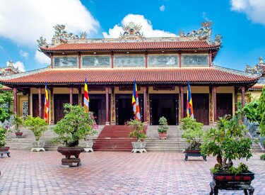 Thắp Đèn Ở Chùa Ưu Đàm Huế.