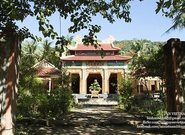 Thiền viện Chùa Mười Liễu: Nơi thanh bình giữa xanh lành và sự hoa nở.