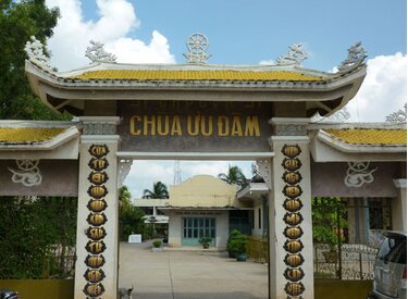 Thăm quan chùa ưu đàm Huế