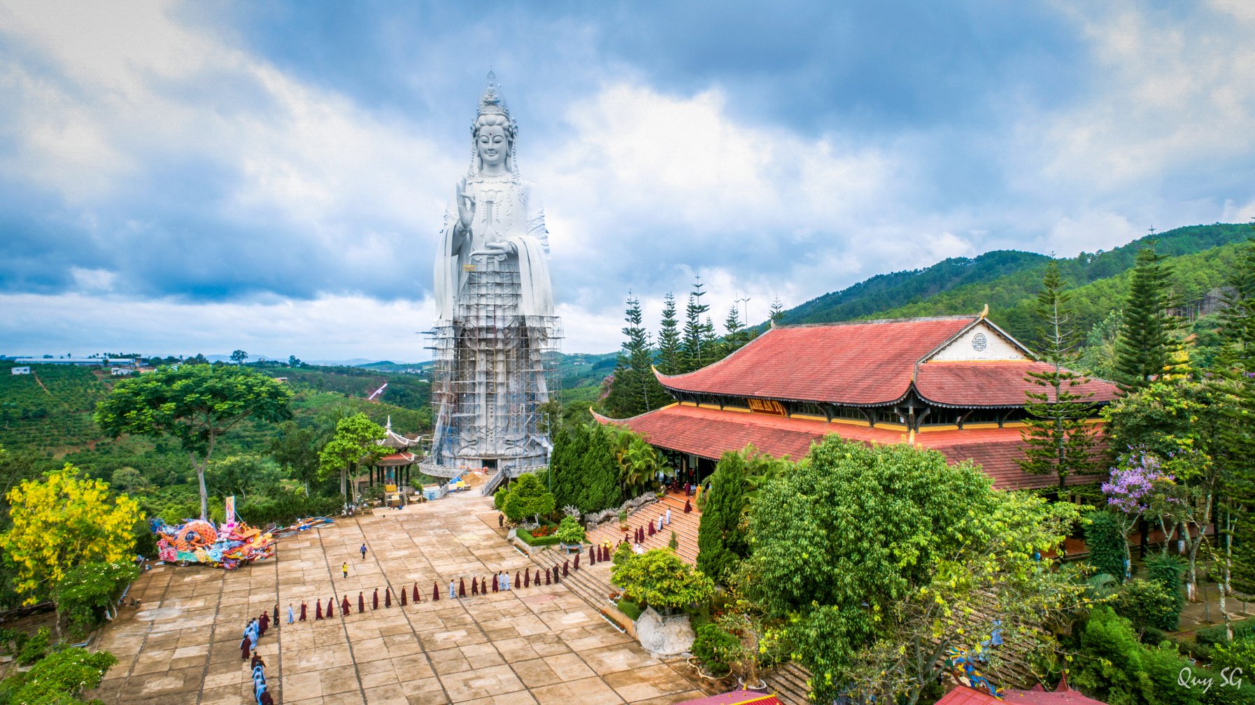 Xuất hiện tượng Quan Âm Bồ Tát khổng lồ ở ngôi chùa uy nghi tại Đà Lạt ...