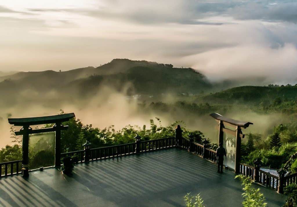 Ghé thăm chùa Linh Quy Pháp Ấn nổi tiếng với cảnh sắc thần tiên ...