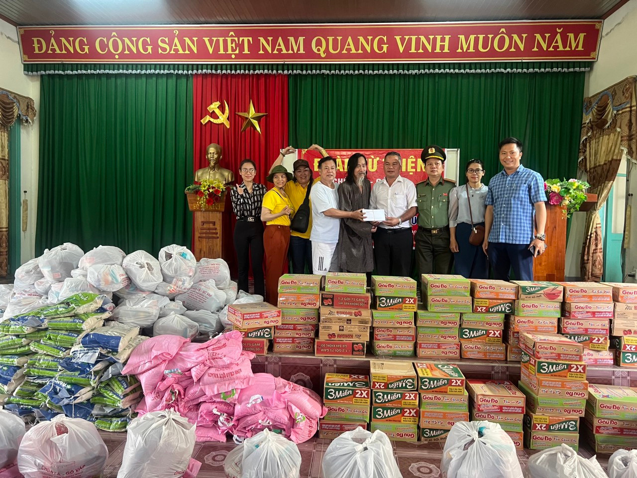 Chùa Lá (Gò Vấp) tổ chức trao quà cho người dân có hoàn cảnh khó khăn ...