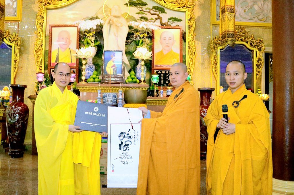 TP.HCM: CHÙA MINH ĐẠO TỔ CHỨC THĂM VÀ CÚNG DƯỜNG TRƯỜNG HẠ - Chùa Vạn ...