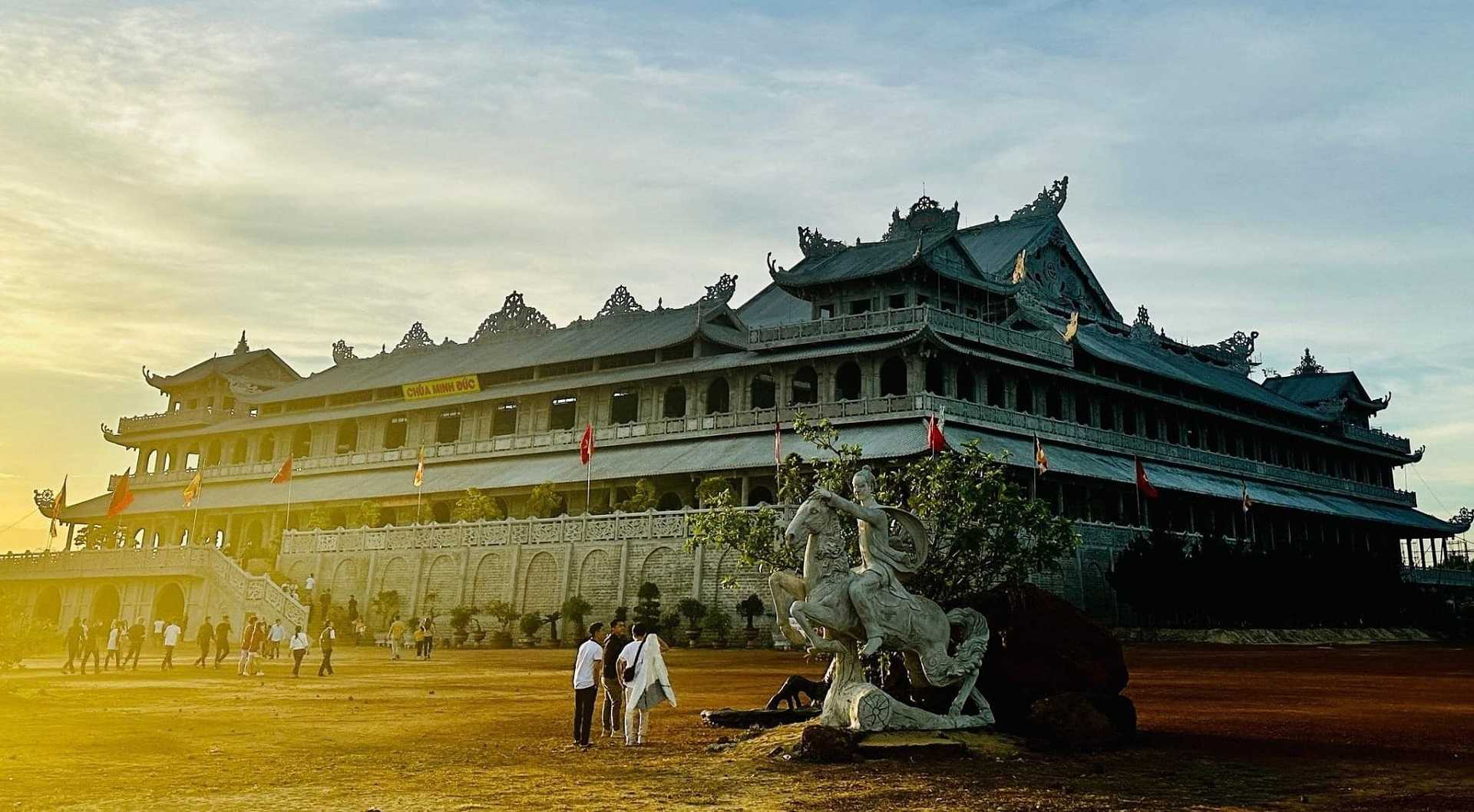 Chùa Minh Đức Quảng Ngãi: Kinh nghiệm chiêm bái chi tiết