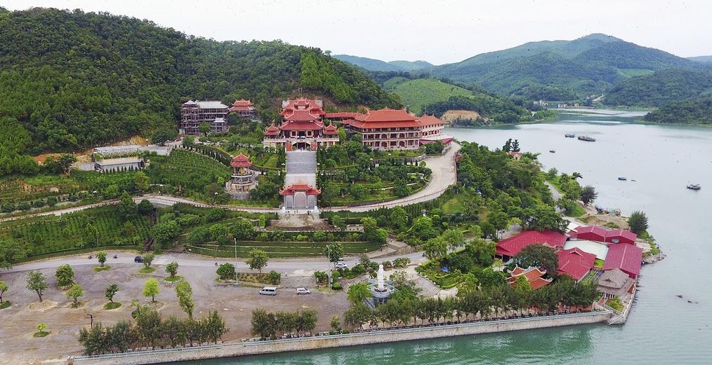 Chùa Cái Bầu – Ngôi chùa đẹp bên vịnh Bái Tử Long - traveldulich