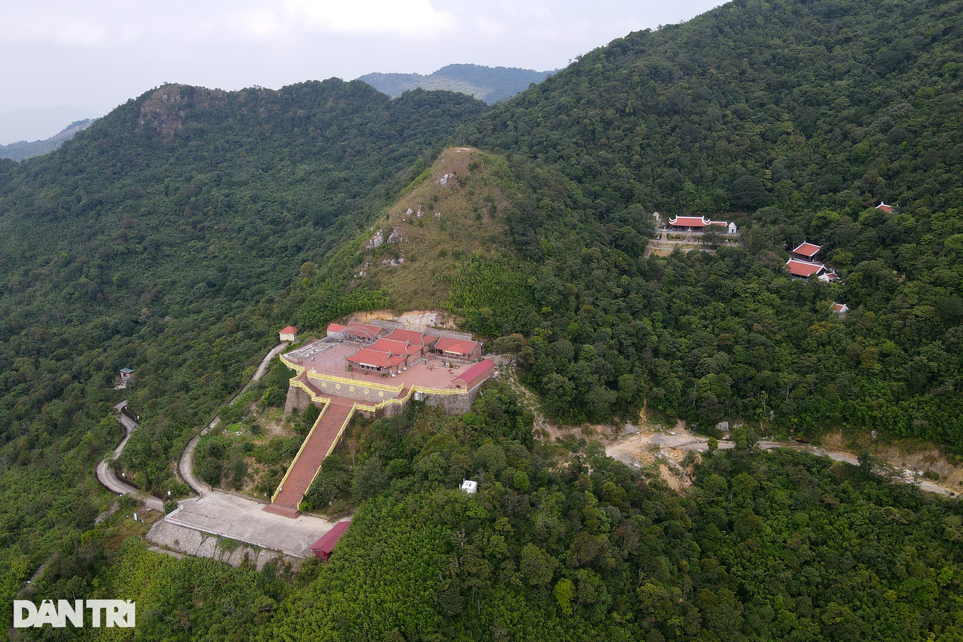 Chiêm ngưỡng ngôi chùa cổ cheo leo trên đỉnh núi ở Quảng Ninh | Báo Dân trí