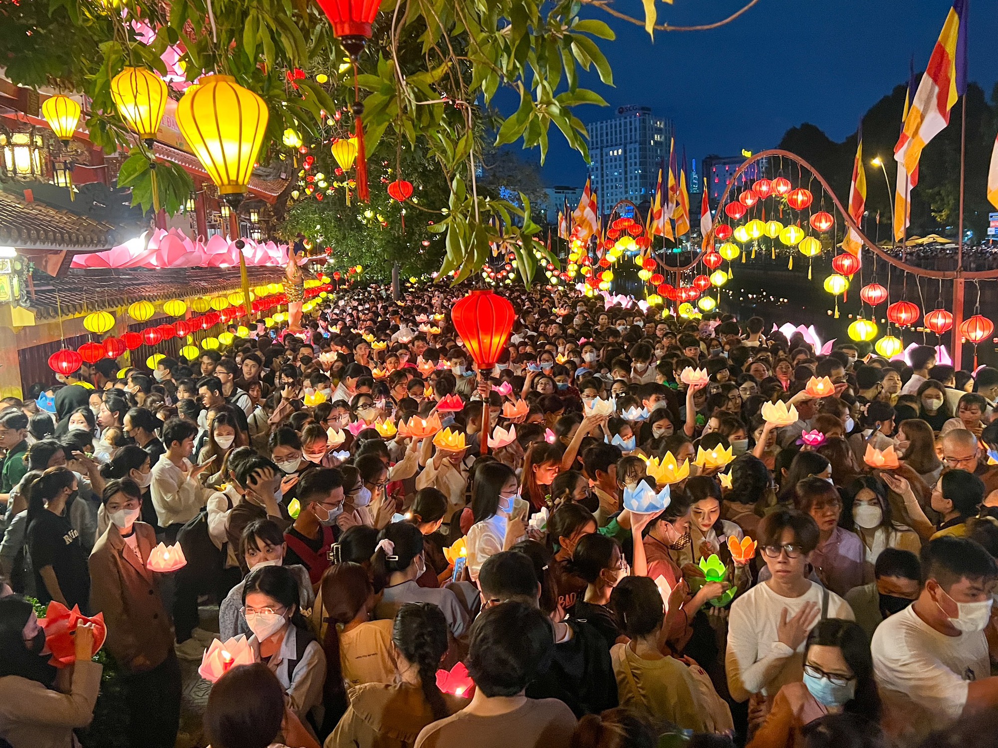 Hàng ngàn người đến chùa Pháp Hoa dự lễ hoa đăng mừng đại lễ Phật đản ...