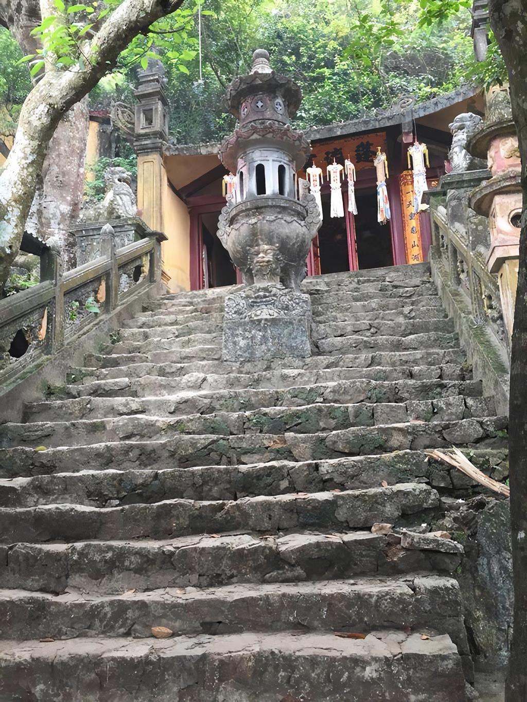 Trải nghiệm đi tour chùa Hương khám phá tuyến Hương Tích | VIETRAVEL