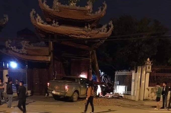 Xe ô tô húc đổ cổng Tam quan Chùa Ngòi, La Khê, Hà Đông