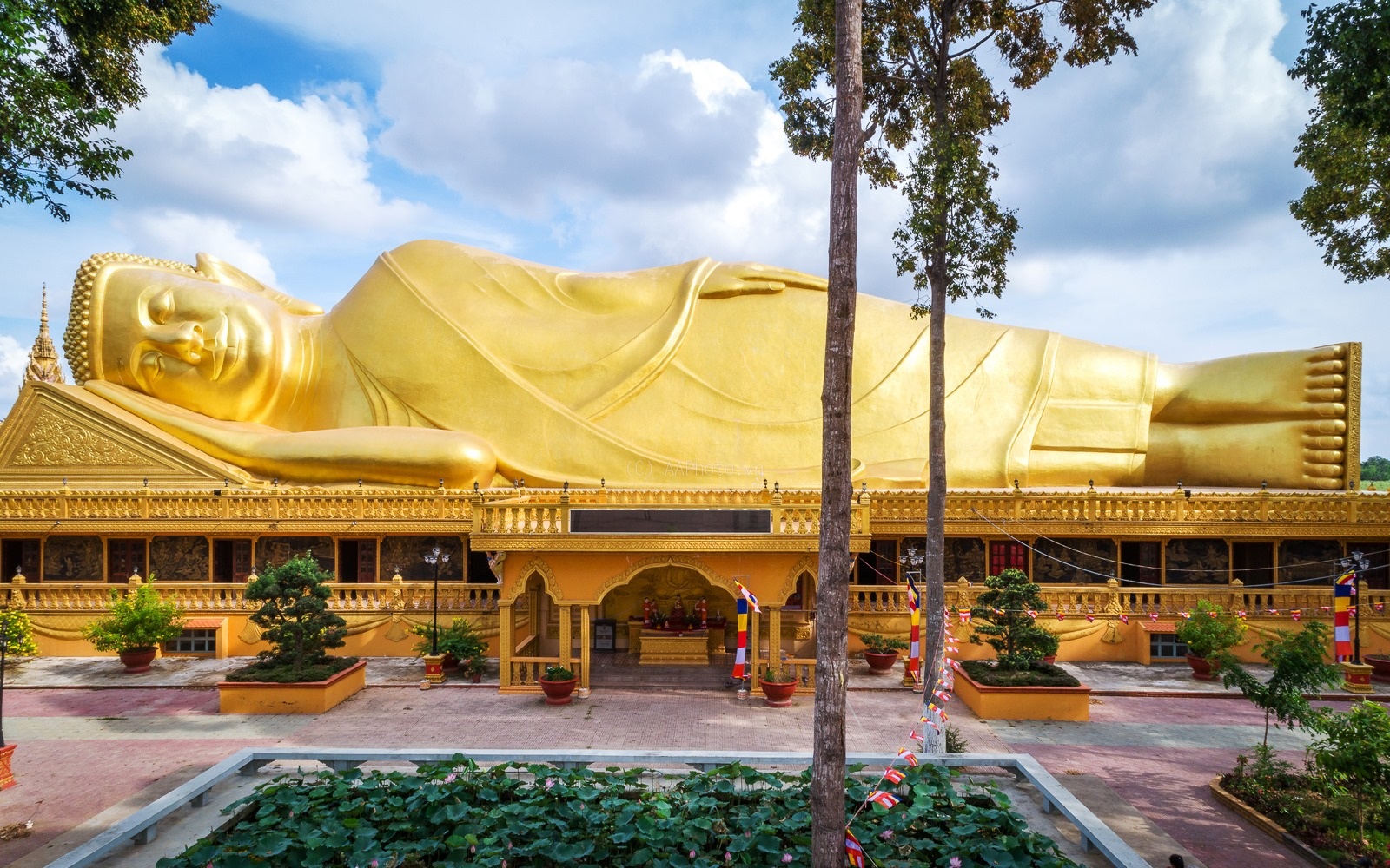 Ngôi chùa “dát vàng” có bức tượng Phật nằm ngoài trời lớn nhất VN ...