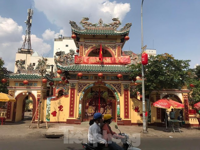 Amazing Vietnam: Vì sao khách thường chui qua chân ngựa ở ngôi chùa cổ ...