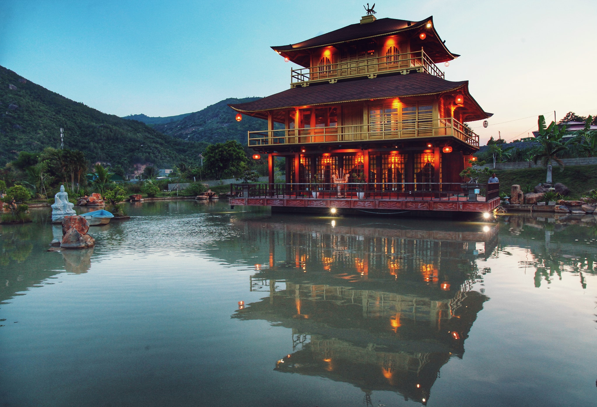 Rủ nhau vãn cảnh ngôi chùa mang hơi hướng kiến trúc chùa vàng Nhật Bản ...