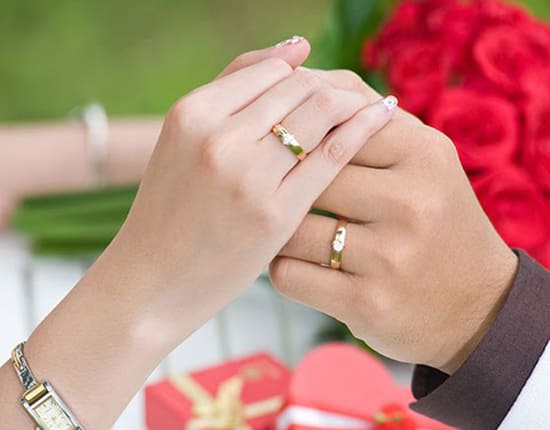Top với hơn 96 hình ảnh bàn tay đeo nhẫn cưới mới nhất - trieuson5.edu.vn