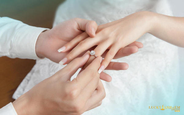 Ý nghĩa của nhẫn cưới trong hôn nhân? Vì sao phải trao nhẫn cưới