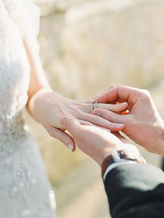 Thời điểm nào đeo nhẫn cưới là hợp lý